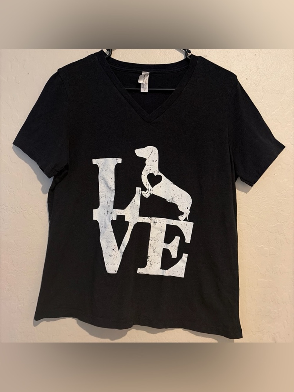 Black Dachshund LOVE Graphic Tee Dog Lover Shirt V-Neck Women’s Size Large